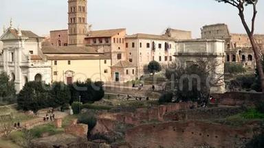 罗马全景，意大利城市景观与其废墟，柱，宫殿和一个令人印象深刻的拱门的泰坦和竞技场。