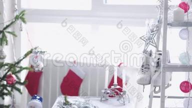 时尚的白色圣诞内部<strong>装饰</strong>杉树，袜子，蜡烛，花环，冬季溜冰鞋靠窗户。 慢慢慢慢