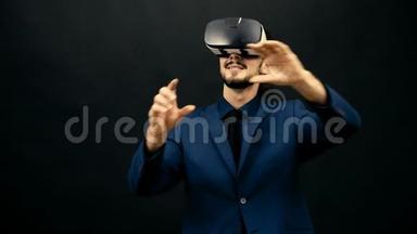 穿着VR耳机的男士穿着黑色<strong>摄影</strong>棚背景<strong>体验</strong>虚拟现实