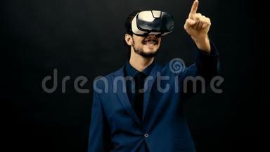 穿着VR耳机的男士穿着黑色<strong>摄影</strong>棚背景<strong>体验</strong>虚拟现实