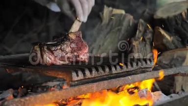 牛肉牛排是在烤架上用火花煮熟的。 牛肉排骨烧烤