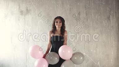快乐的年轻女子抛<strong>出气球</strong>和微笑。 节日的气氛。 庆祝的感觉。 慢动作
