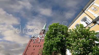 三位一体的塔对天。 克里姆林宫内部，俄罗斯日。