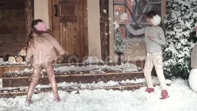 圣诞节或新年。 孩子们在人造<strong>雪中</strong>玩得很开心。 圣诞装饰。 两个小<strong>女孩</strong>在门廊上