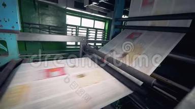 报纸<strong>印刷设备</strong>在工厂工作，关闭。