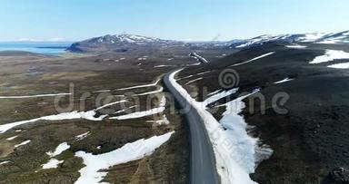 冰岛东北部公路附近<strong>荒凉景观</strong>的鸟瞰图