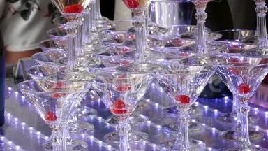 巧克力派对用香槟金字塔。 酒精配件。 大型宴会的节日餐桌设置。 4K