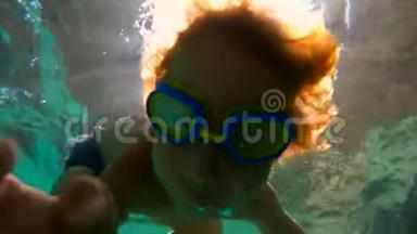 一个小男孩在水下拍摄的超HD慢动作<strong>学习</strong>如何在<strong>游泳</strong>池里<strong>游泳</strong>。 幼儿男孩潜入<strong>游泳</strong>池，拉