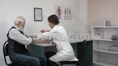 医生检查老人病人动脉血压。 医疗保健。
