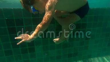 一个小男孩在水下拍摄的超HD慢动作<strong>学习</strong>如何在<strong>游泳</strong>池里<strong>游泳</strong>。 幼儿男孩潜入<strong>游泳</strong>池，拉