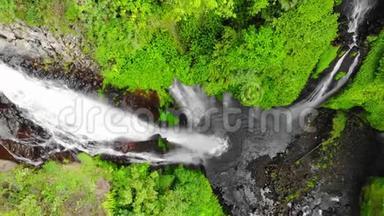 鸟瞰巴厘岛热带岛屿上令人惊叹的瀑布.. 慢动作。 高清，1920x1080