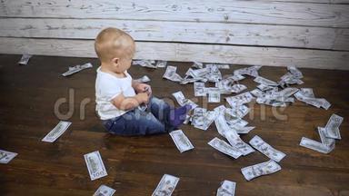 孩子还有很多钱在地板上