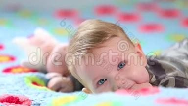 美丽的微笑<strong>宝宝</strong>：一个美丽的小<strong>宝宝躺</strong>在床上，用一个很好的柔和的焦点对着相机微笑