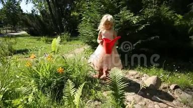 小女孩在花园里用<strong>水缸</strong>浇花