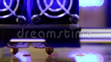 3D型双<strong>挤出</strong>机打印机开始打印粉红色细节