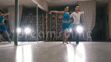 年轻迷人的男人和女人在<strong>工作室</strong>里穿着服装跳舞和练习拉丁美洲<strong>舞蹈</strong>