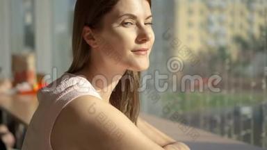 一幅美丽梦幻的年轻女子坐在靠近窗户的咖啡馆的桌子前思考的肖像。 <strong>美食广场</strong>