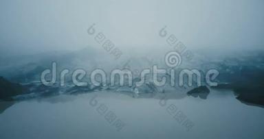 冰岛黑<strong>灰白色</strong>冰川Myrdalsjokull的鸟瞰图。 山雾中永恒的冰..