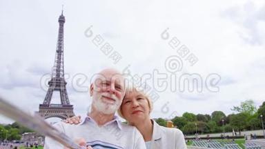 埃菲尔铁塔附近的老夫妇在自拍。 在欧洲旅游。 退休后积极的现代生活