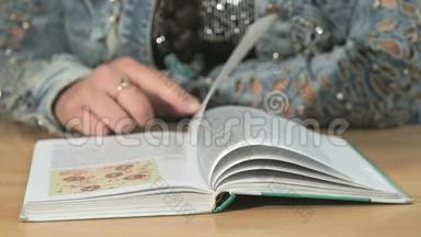 不知名的学生女孩在读一本书。 特写