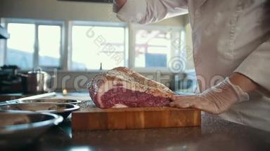 屠夫将香料加入到一大块新鲜的生肉<strong>中</strong>，放在商业厨房的木板上，动作缓慢