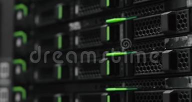 数据中心中的服务器机架集群。 超级电脑。 数据中心的网络服务器