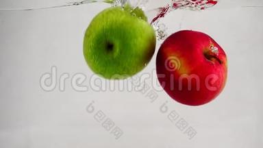 红绿苹果带泡泡落水的慢动作视频.. 孤立的白色背景上的水果。