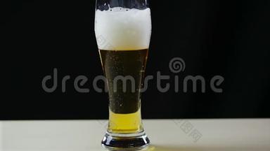 玻璃与啤酒缓慢移动<strong>气泡</strong>4K框架-<strong>气泡</strong>和泡沫迅速移动在啤酒玻璃。 泡沫滑下玻璃