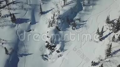 从无人驾驶的滑雪者出发，在雪山上坡上行滑雪