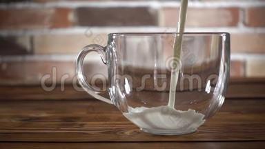 牛奶倒入玻璃特写超慢动作视频