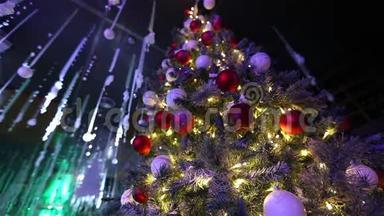 圣诞树上有装饰品，圣诞树上挂着红苹果，圣诞树上有许多装饰品