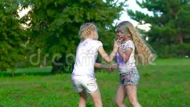 孩子们一起在绿色公园里玩，一起跑，一起笑