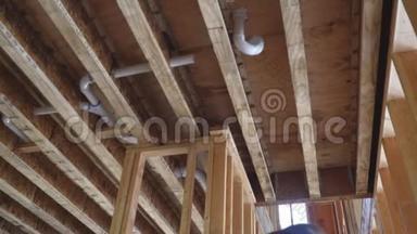 在蓝天框架结构、木框架结构、木屋木框架下，建造了新的木棒。