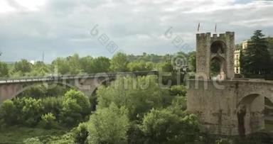 贝萨鲁，吉罗纳，加泰罗尼亚，西班牙。 著名的地标古中世纪罗马式贝萨鲁桥在云中的弗卢维亚河上