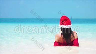 穿着比基尼的女士在热带海滩。 慢动作。