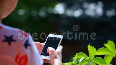 女孩夏季季节花园智能手机
