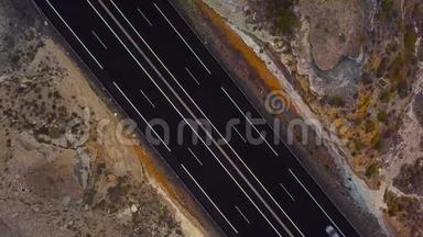 在西班牙加那利群岛特内里费高速公路上行驶的卡车和其他交通的鸟瞰图。 加速视频