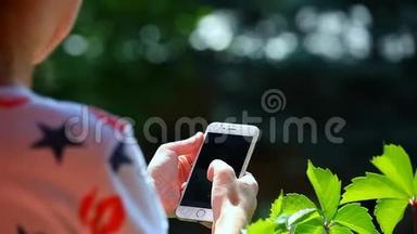 女孩夏季季节花园智能手机
