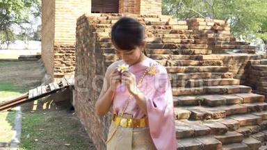 穿着泰国传统服装的泰国妇女穿着考古服装
