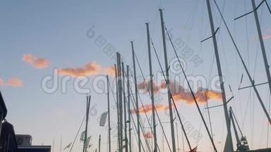 在马略卡日落时，小粉彩云和游艇桅杆的图片