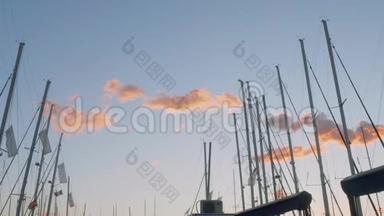 在马略卡日落时，小粉彩云和<strong>游艇</strong>桅杆的<strong>图片</strong>