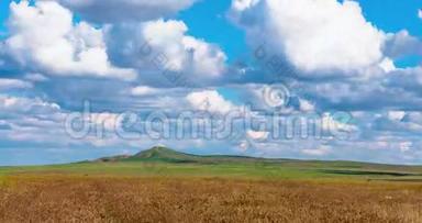 时光流逝，美丽的风景云在绿色的田野上，4K全高清云漂浮在天空中。 白云运动