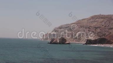 这座山流入大海，海岸有岩石，蓝天，<strong>沙滩</strong>，海浪，希腊，塞浦路斯，游<strong>泳池</strong>