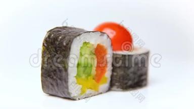 厨师介绍日本餐厅旋转白色诺丽木寿司卷与蔬菜