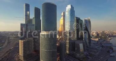 日出时，太阳在云层后面，您可以鸟瞰莫斯科国际商务中心。 莫斯科城市摩天大楼