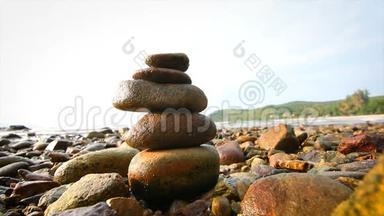 4K岩石叠加平衡和和谐的海滩与傍晚的环境光和声音