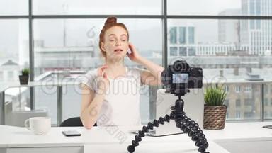 漂亮的女孩在办公室用<strong>相机录制</strong>视频。 时尚博客概念。