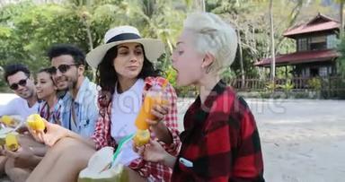 人们吃热带水果，喝椰子鸡尾酒，坐在棕榈树上，快乐的男人和女人游客品尝