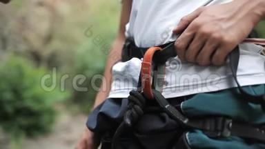 攀岩者佩戴安全带及攀岩设备，关闭