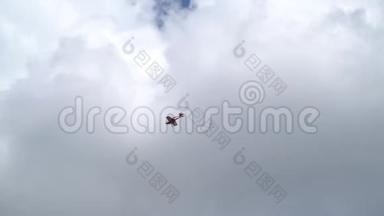红色的苏-31在云层中表演了一个叫库尔比特的特技飞行人物